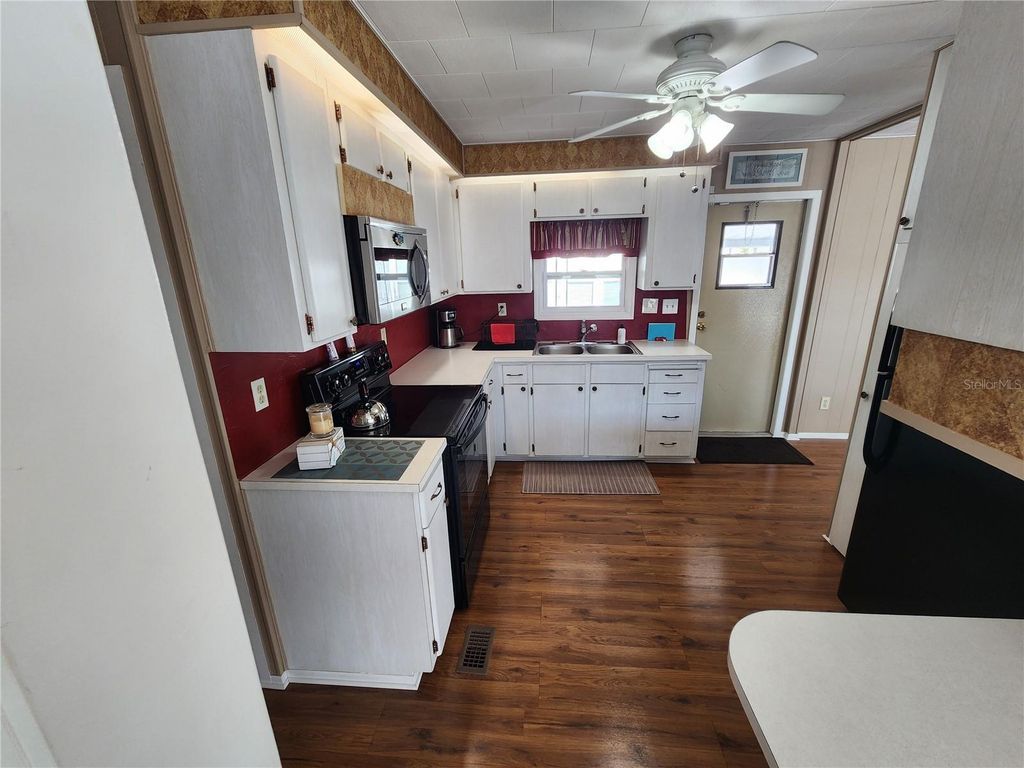 Image 7 of property listing at 5003 4TH STREET W, Bradenton, FL 34207