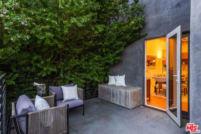 418 Wren Drive, Los Angeles, CA 90065