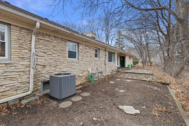 1170 Forest LANE, Brookfield, WI 53005