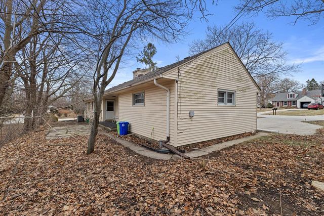 1170 Forest LANE, Brookfield, WI 53005