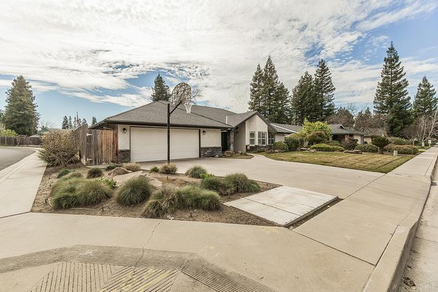 1405 W Flora Avenue, Reedley, CA 93654
