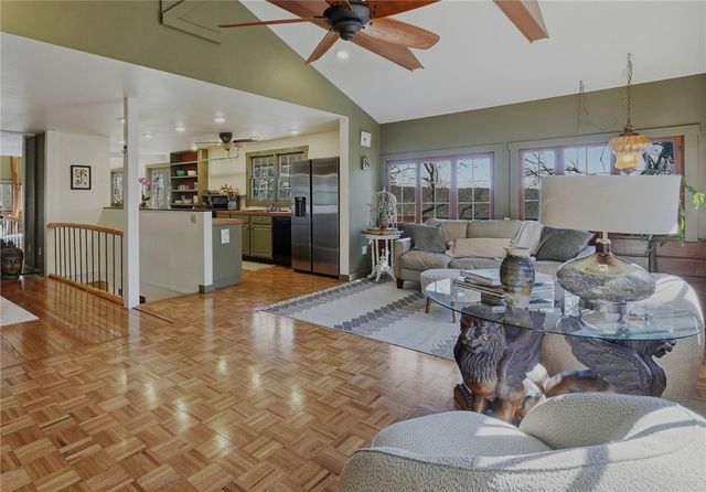 60 Crescent Drive, Eureka Springs, AR 72632