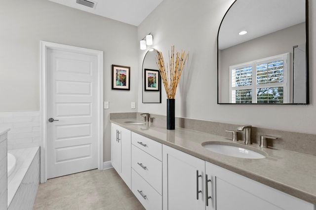 2702 W CASS STREET, Tampa, FL 33609