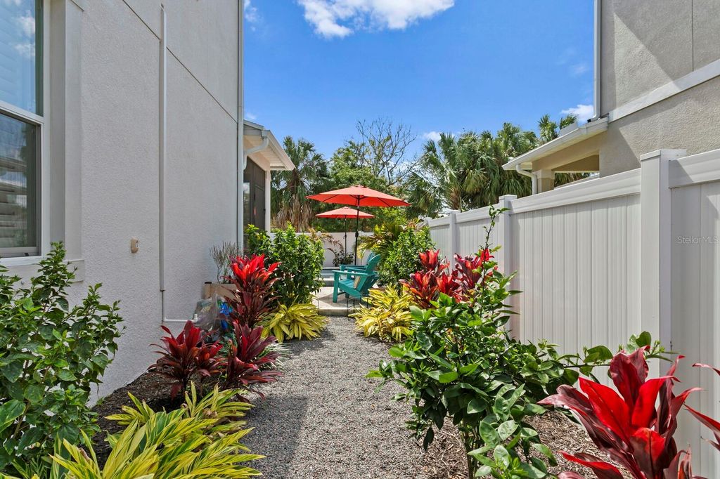 Image 10 of property listing at 2702 W CASS STREET, Tampa, FL 33609