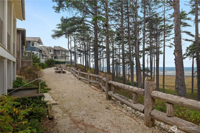 21 N Glen Lane, Pacific Beach, WA 98571