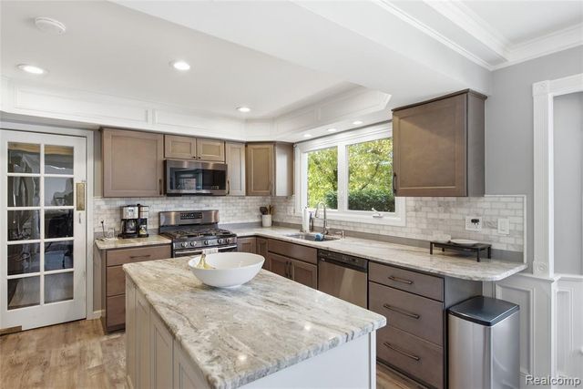 46884 Ben Franklin Drive, Utica, MI 48315