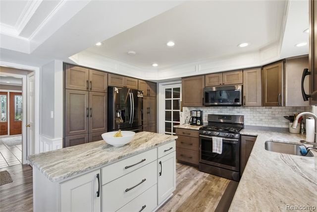 46884 Ben Franklin Drive, Utica, MI 48315