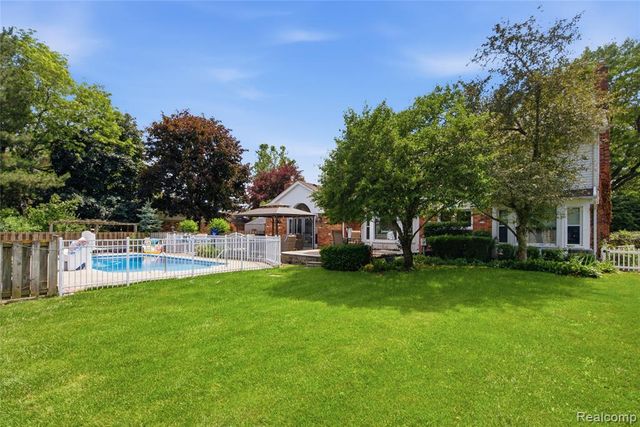 46884 Ben Franklin Drive, Utica, MI 48315