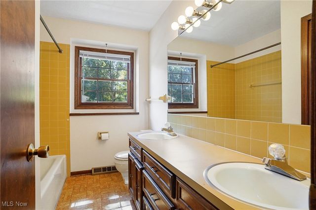 206 Fawnwood Drive, Tallmadge, OH 44278