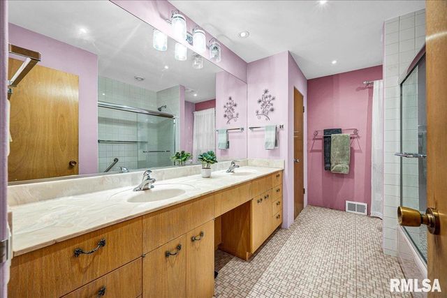 25 ORIOLE Lane, Pekin, IL 61554