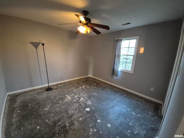 1100 MOORE Street, Eldorado, IL 62930