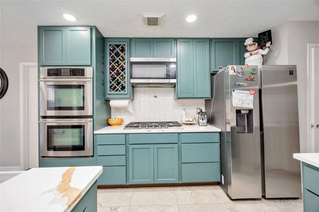 414 Welford Lane, Highlands, TX 77562