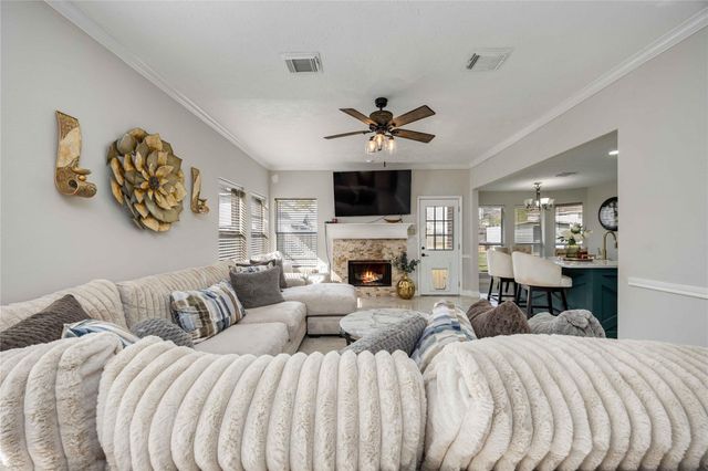 414 Welford Lane, Highlands, TX 77562