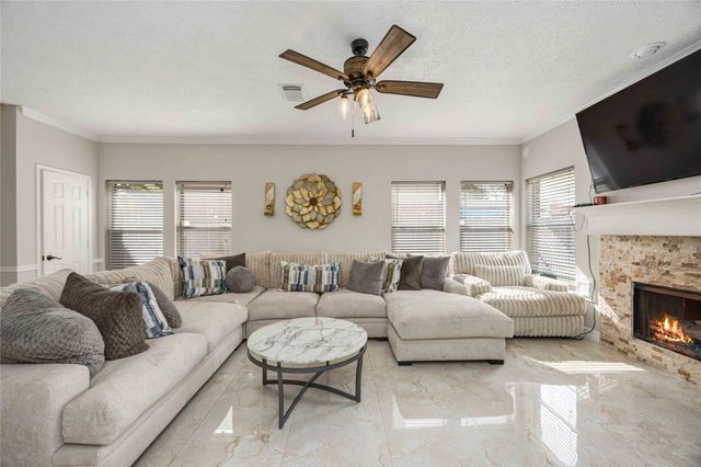 414 Welford Lane, Highlands, TX 77562