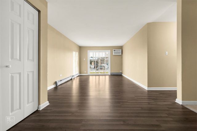 107 W Elk Trail 106, Carol Stream, IL 60188