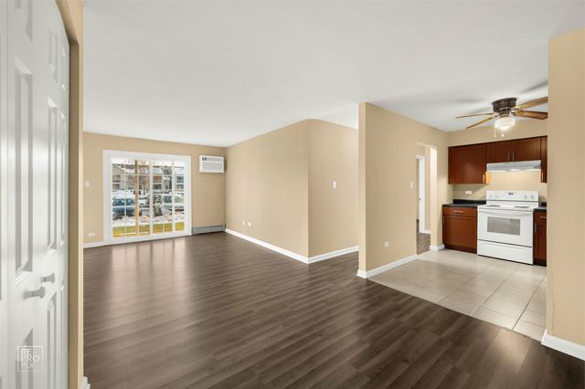 107 W Elk Trail 106, Carol Stream, IL 60188
