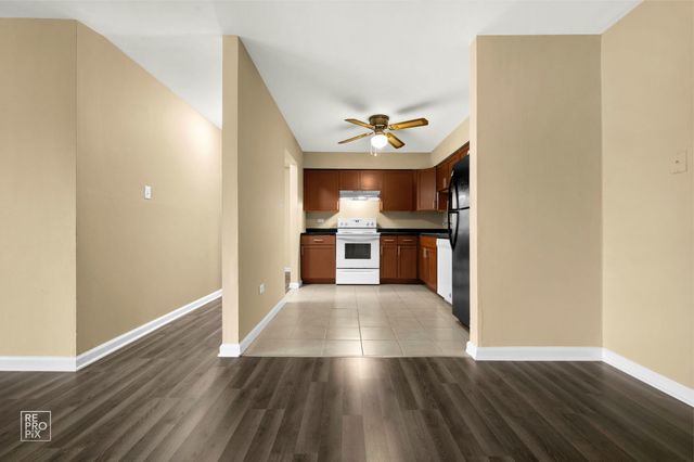107 W Elk Trail 106, Carol Stream, IL 60188