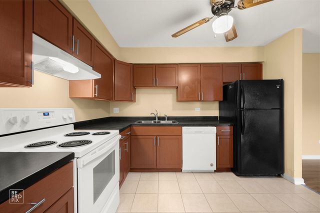 107 W Elk Trail 106, Carol Stream, IL 60188