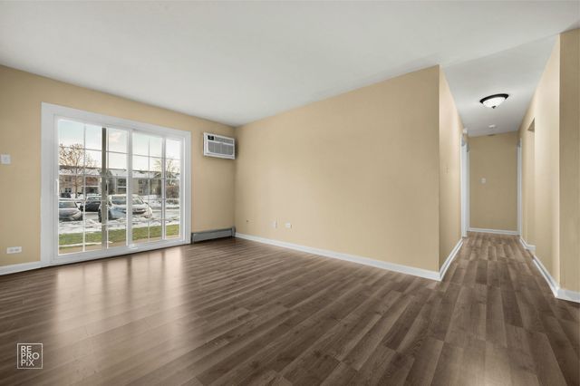 107 W Elk Trail 106, Carol Stream, IL 60188