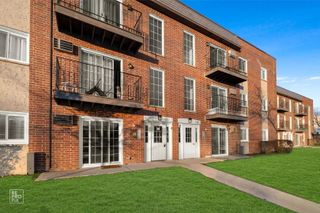 107 W Elk Trail 106, Carol Stream, IL 60188