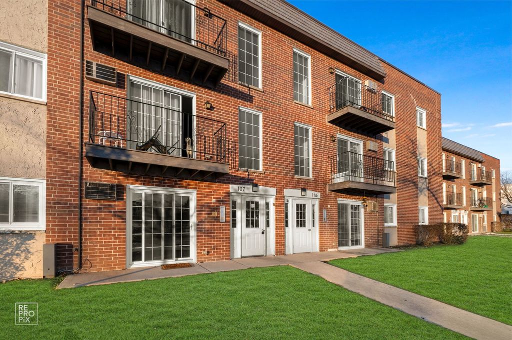 107 W Elk Trail 106, Carol Stream, IL 60188