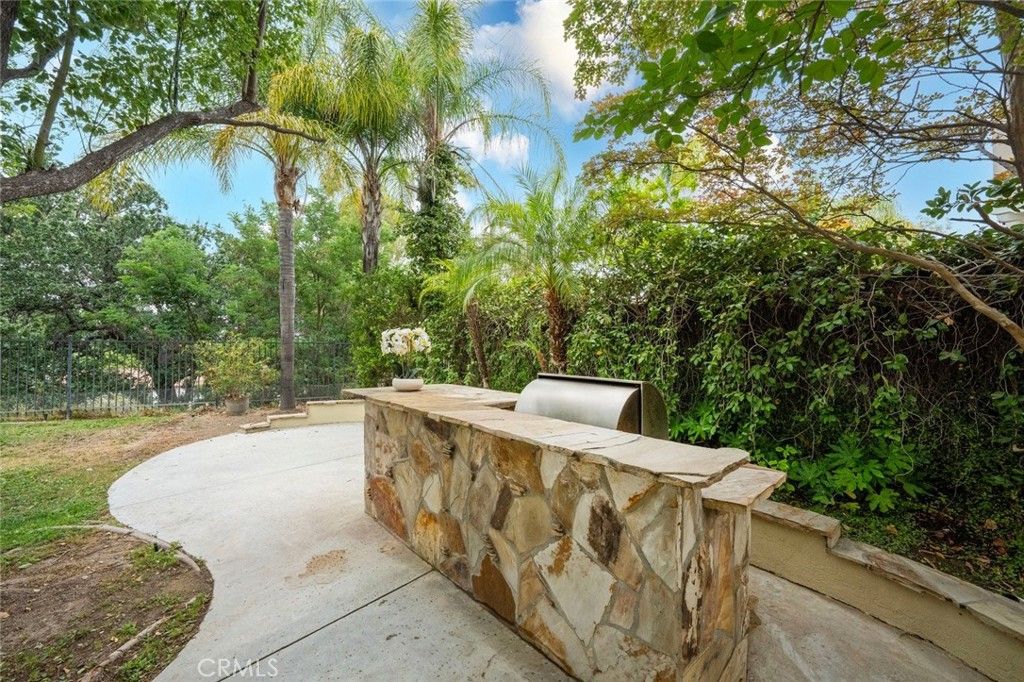 Image 16 of property listing at 26911 Beverly Glen Court, Valencia, CA 91355
