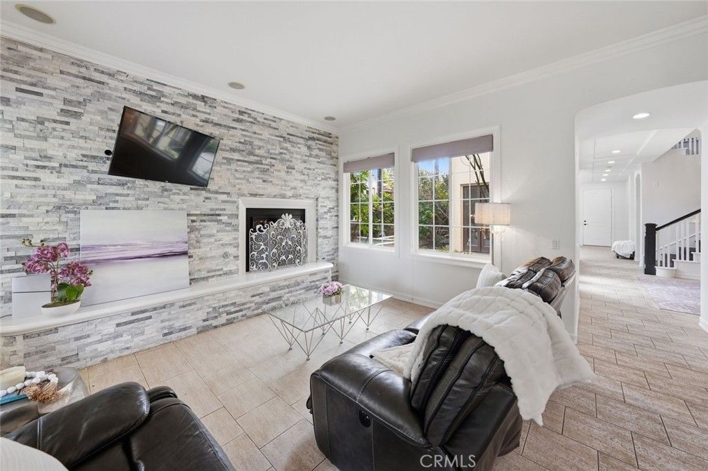 Image 17 of property listing at 26911 Beverly Glen Court, Valencia, CA 91355