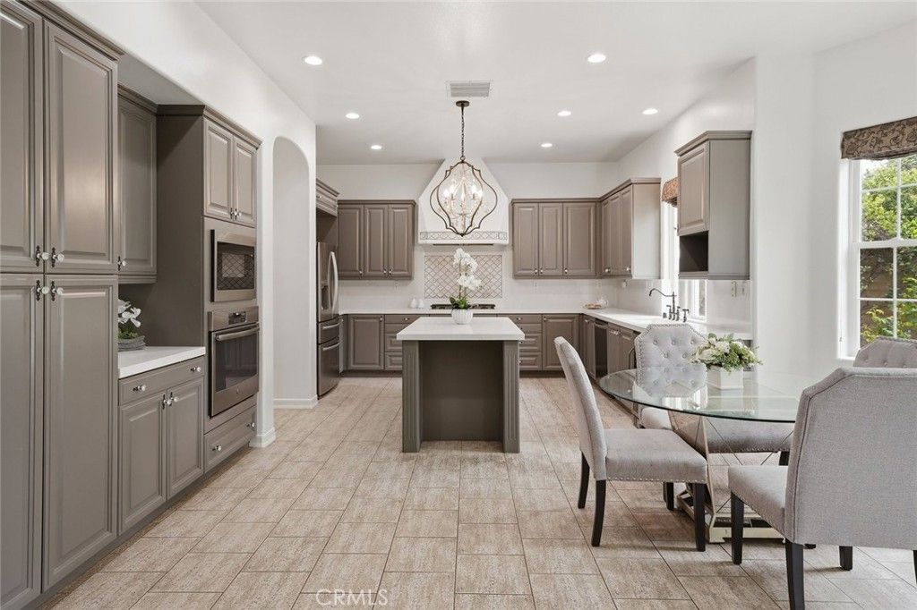 Image 21 of property listing at 26911 Beverly Glen Court, Valencia, CA 91355