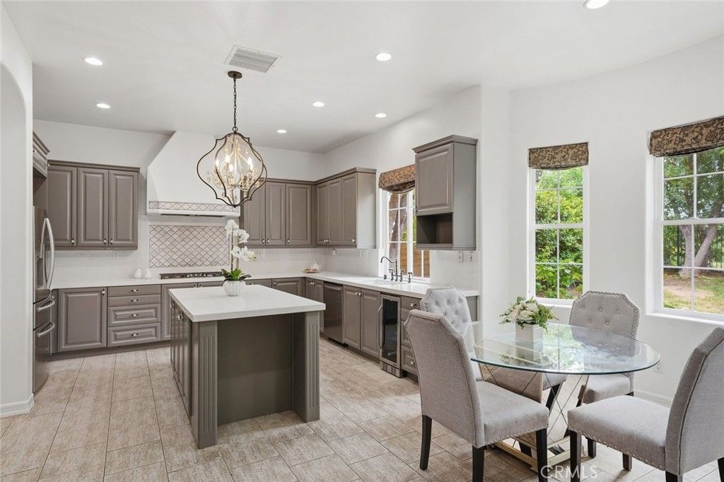 Image 23 of property listing at 26911 Beverly Glen Court, Valencia, CA 91355