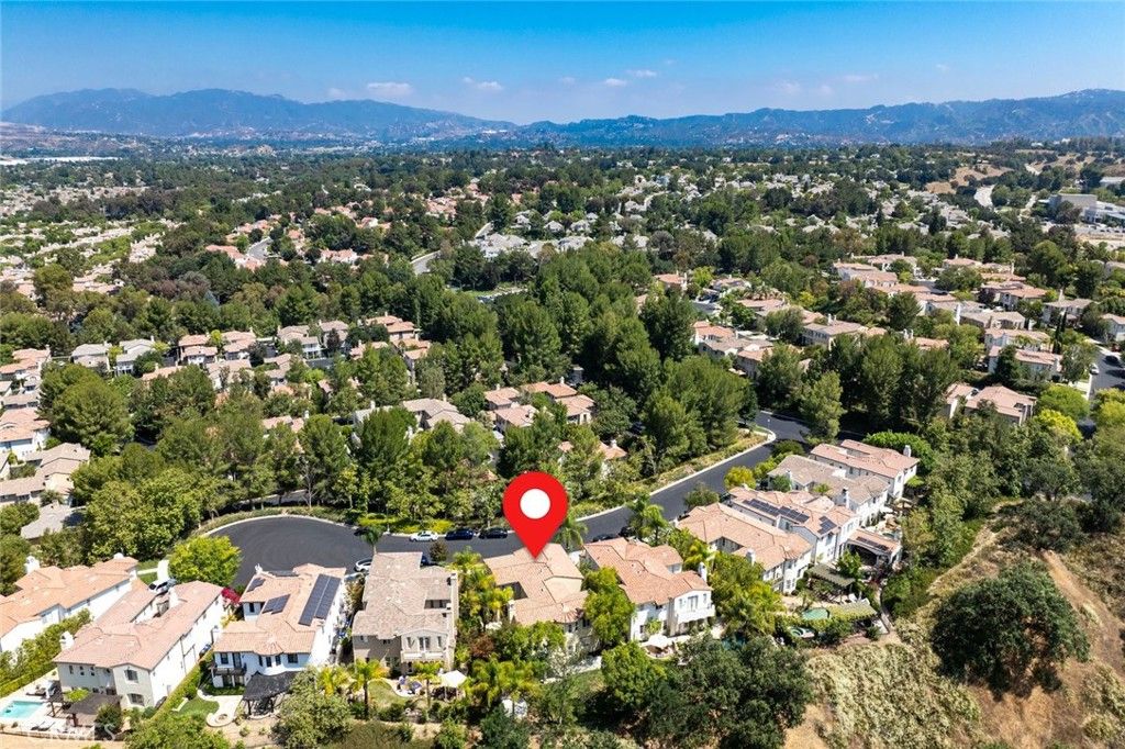 Image 4 of property listing at 26911 Beverly Glen Court, Valencia, CA 91355