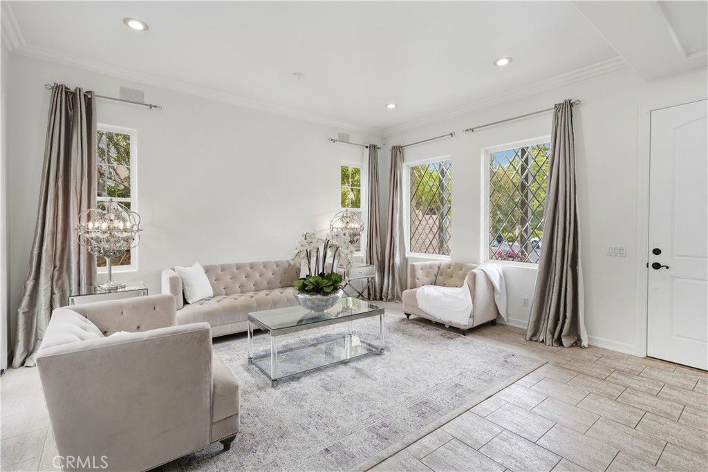Image 7 of property listing at 26911 Beverly Glen Court, Valencia, CA 91355
