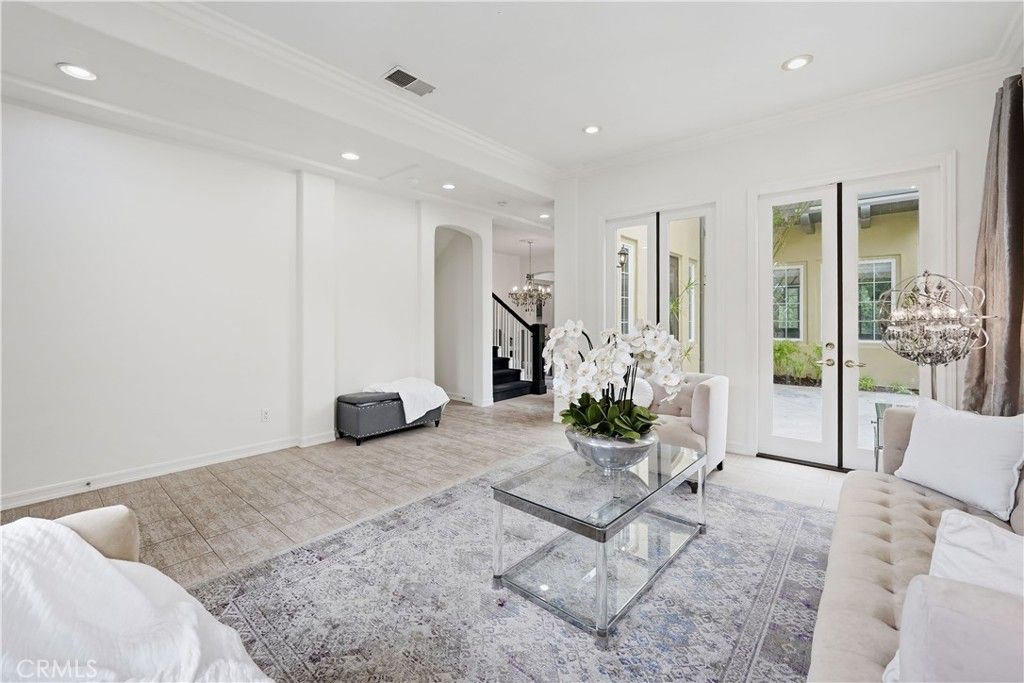 Image 9 of property listing at 26911 Beverly Glen Court, Valencia, CA 91355