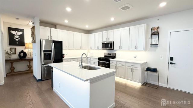 542 Lorhan Drive, Piscataway, NJ 08854