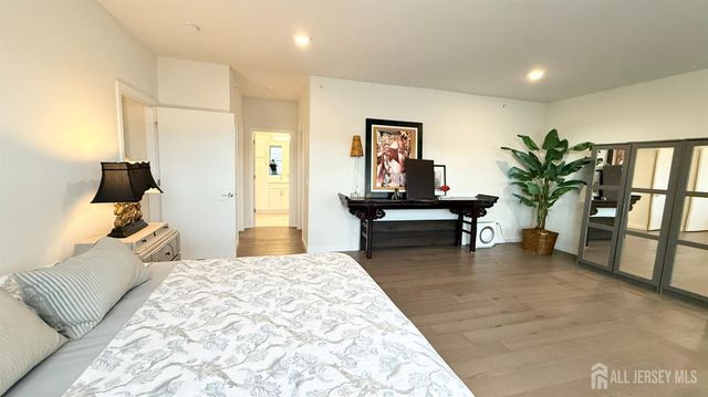 542 Lorhan Drive, Piscataway, NJ 08854