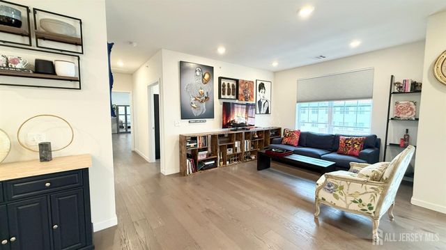 542 Lorhan Drive, Piscataway, NJ 08854
