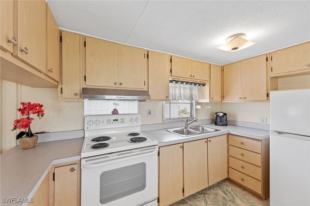 16 San Remo CIR, Naples, FL 34112