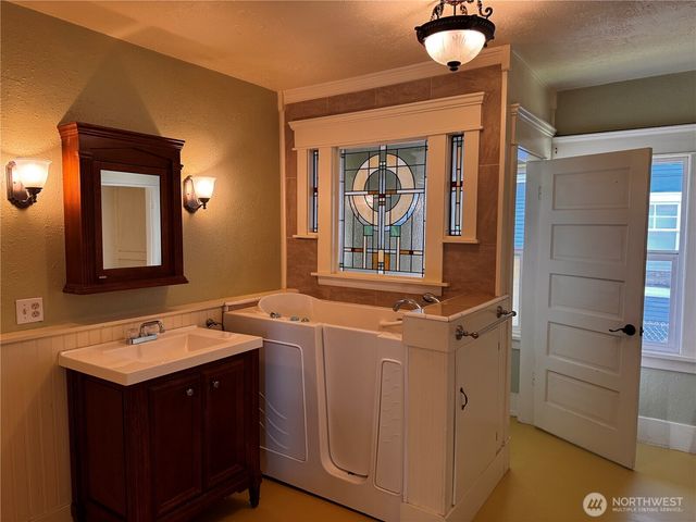 239 W 5th Street, Port Angeles, WA 98362