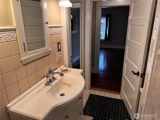 239 W 5th Street, Port Angeles, WA 98362