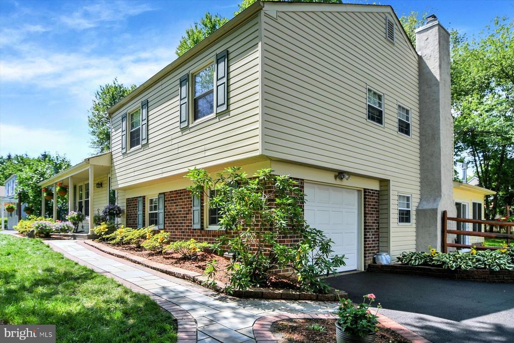 106 GERTRUDE DR, Chalfont, PA 18914