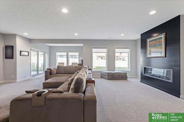 6518 S 208th Avenue, Elkhorn, NE 68022