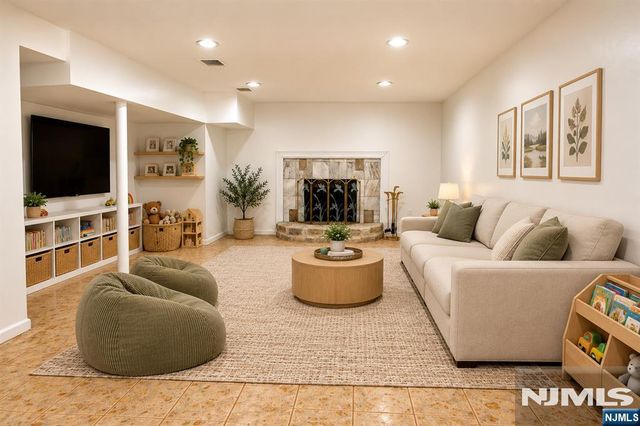 21 Hopkins Street, Hillsdale, NJ 07642