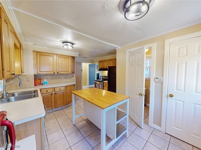 1136 Erieview Road, Cleveland Heights, OH 44121