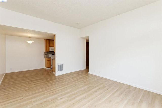 150 Pearl St 304, Oakland, CA 94611