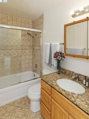 150 Pearl St 304, Oakland, CA 94611