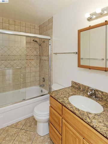 150 Pearl St 304, Oakland, CA 94611