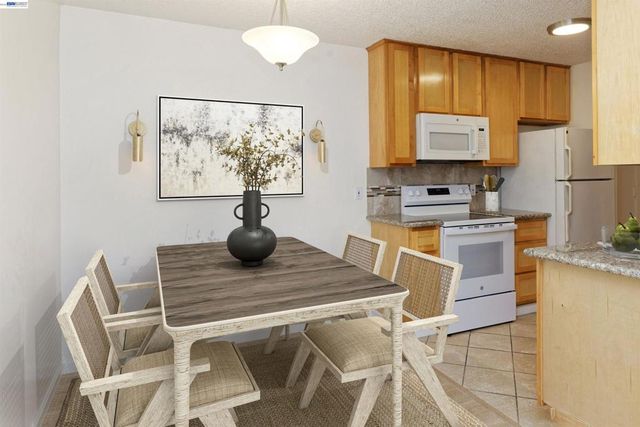 150 Pearl St 304, Oakland, CA 94611