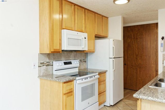 150 Pearl St 304, Oakland, CA 94611