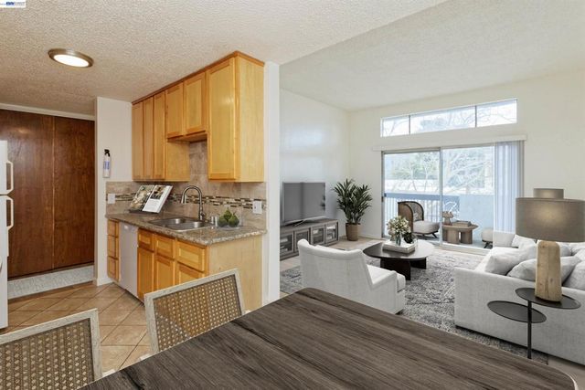 150 Pearl St 304, Oakland, CA 94611