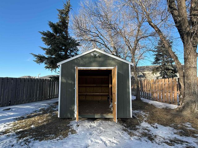 418 SW 23RD ST, Minot, ND 58701