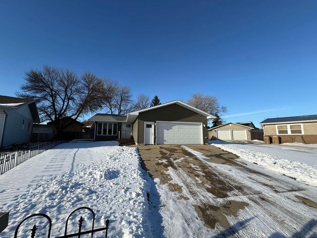 418 SW 23RD ST, Minot, ND 58701